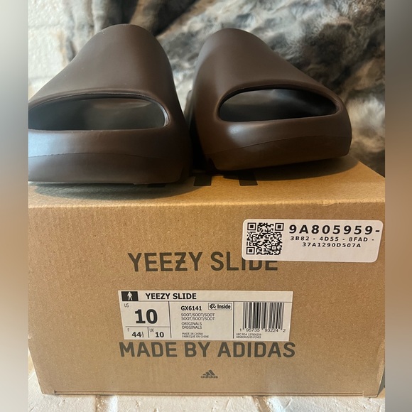 AUTHENTIC Like NEW YEEZY SLIDES in soot - Picture 3 of 6